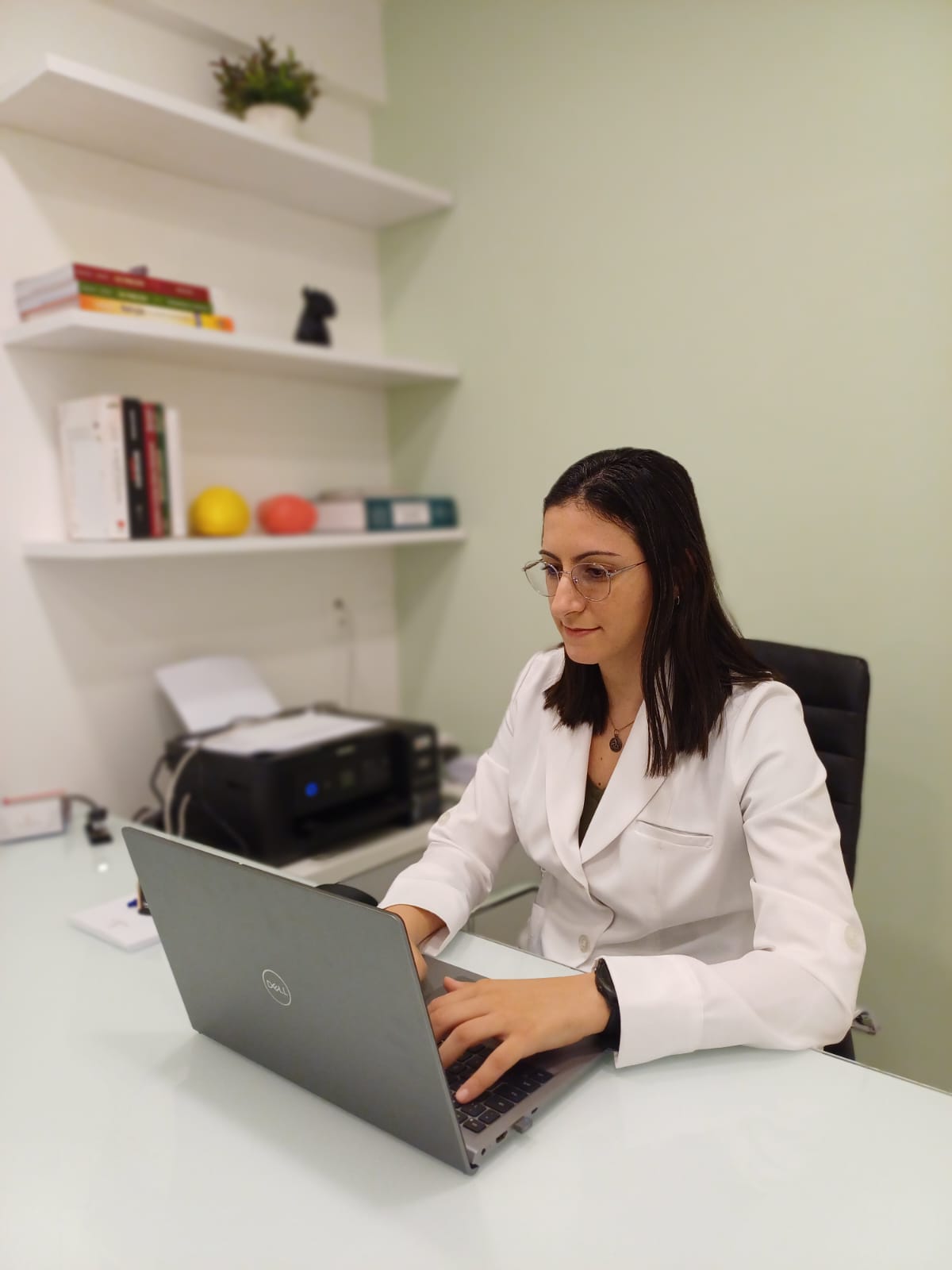 Liza Riachi em consultório
